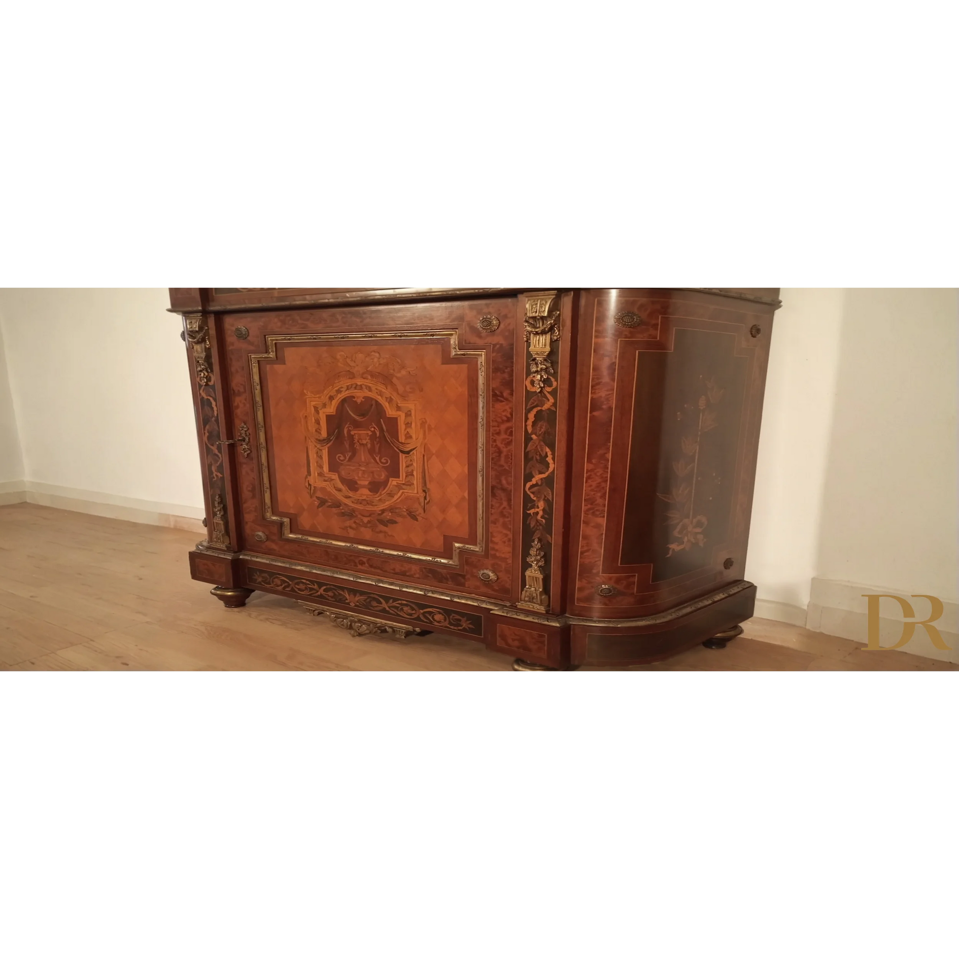 Ornate wooden cabinet with decorative inlay, splendida credenza bassa unica del XX secolo