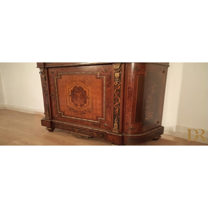 Ornate wooden cabinet with decorative inlay, splendida credenza bassa unica del XX secolo