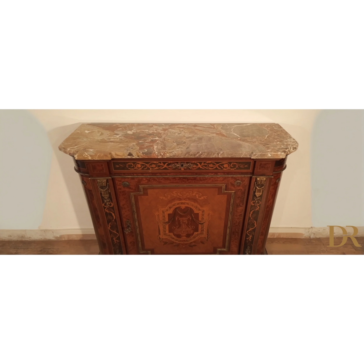 Splendida credenza bassa in legno intarsiato con top in marmo e dettagli decorativi