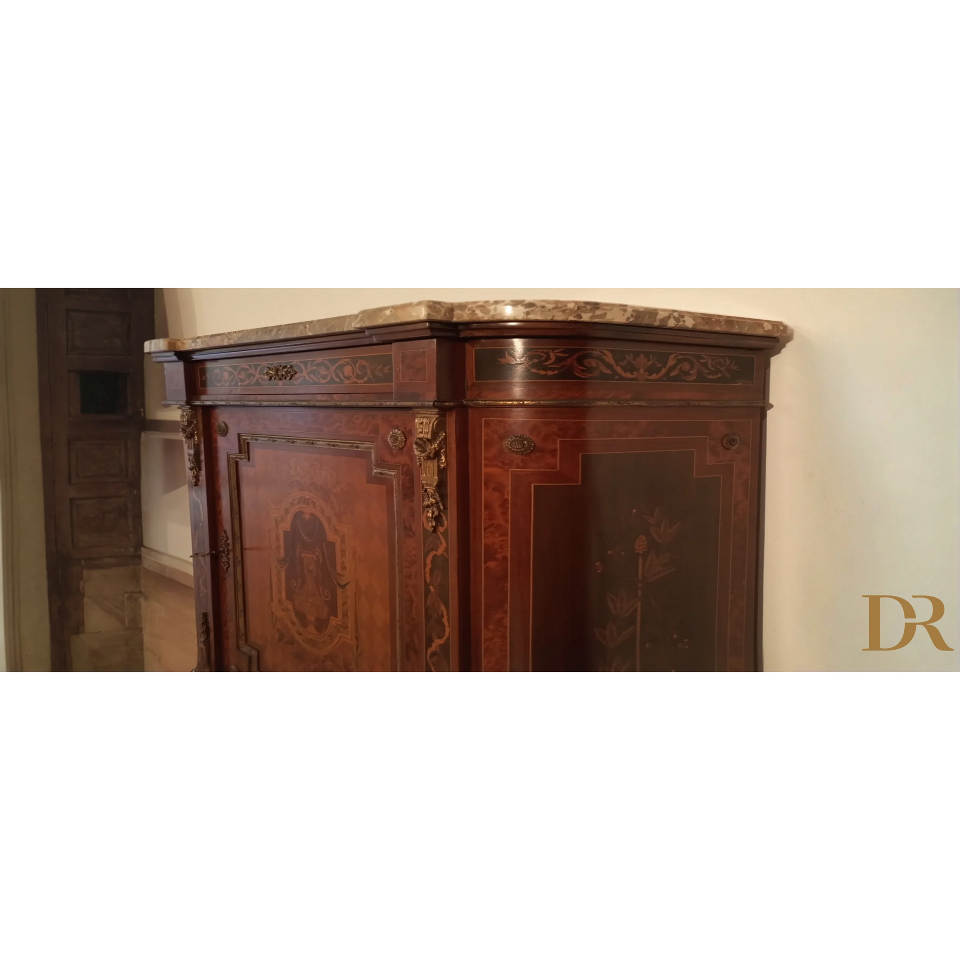 Splendida credenza bassa in legno intarsiato con top in marmo e pannelli decorativi