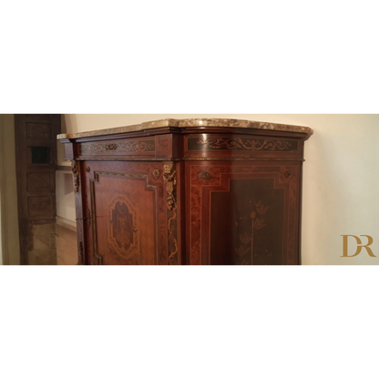 Splendida credenza bassa in legno intarsiato con top in marmo e pannelli decorativi