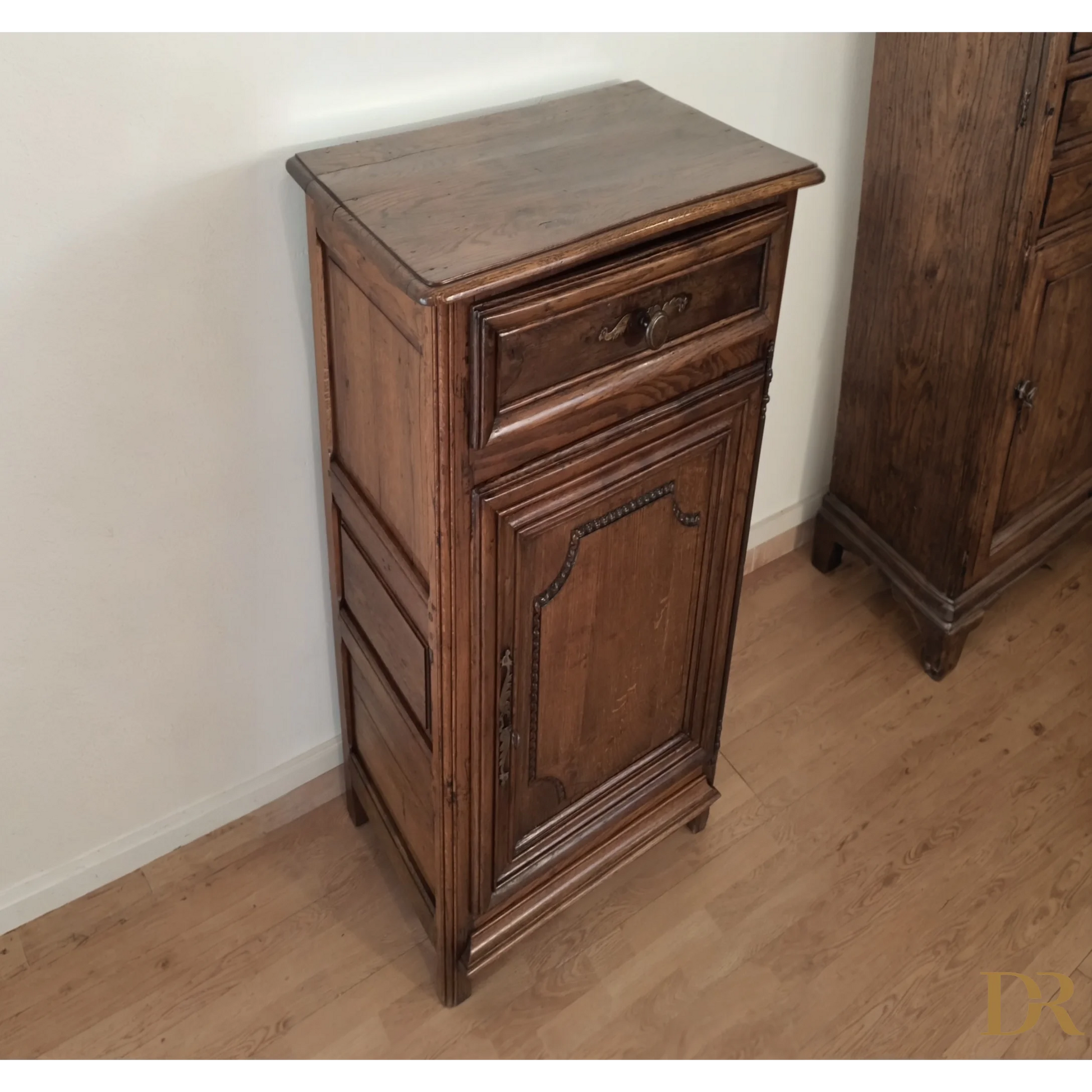 Credenza bassa vintage in legno di rovere con cassetto e porta decorativi