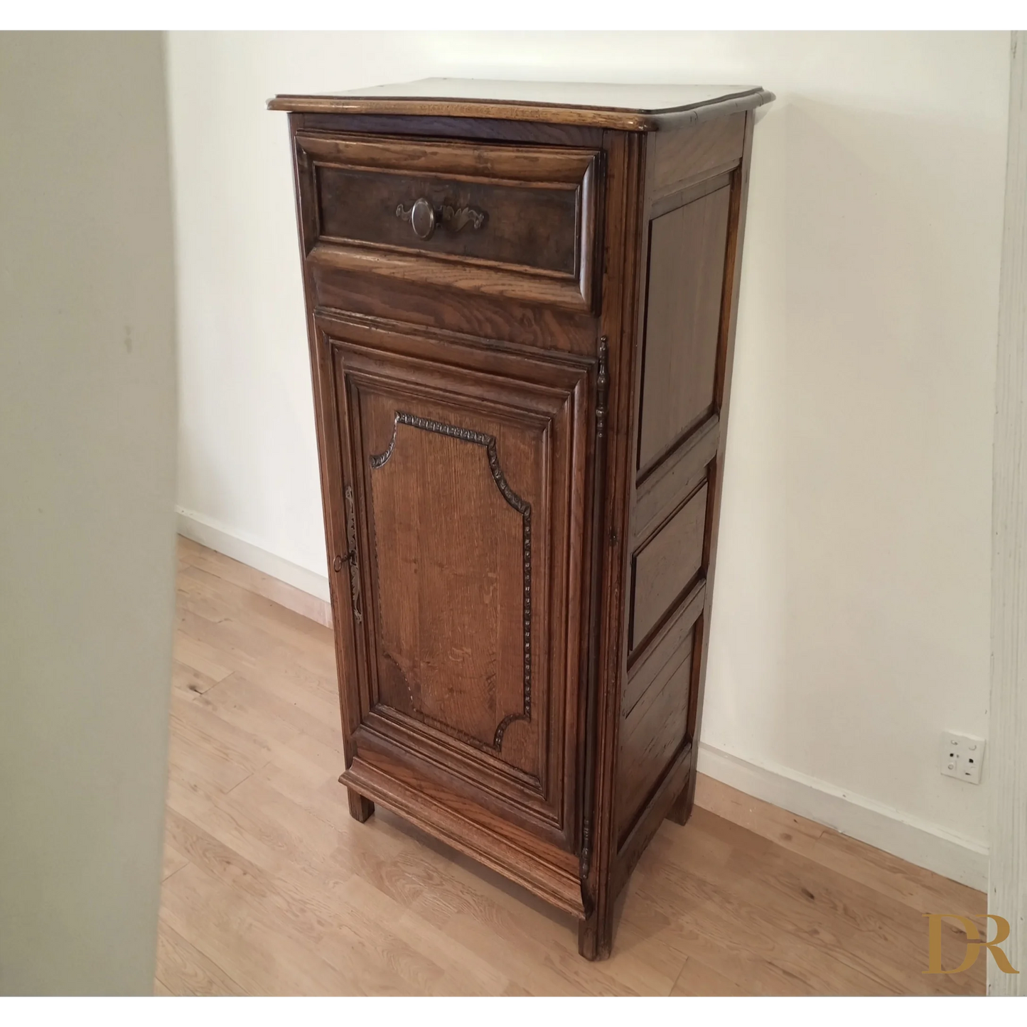 Credenza bassa vintage in rovere con cassetto e anta decorativa in legno