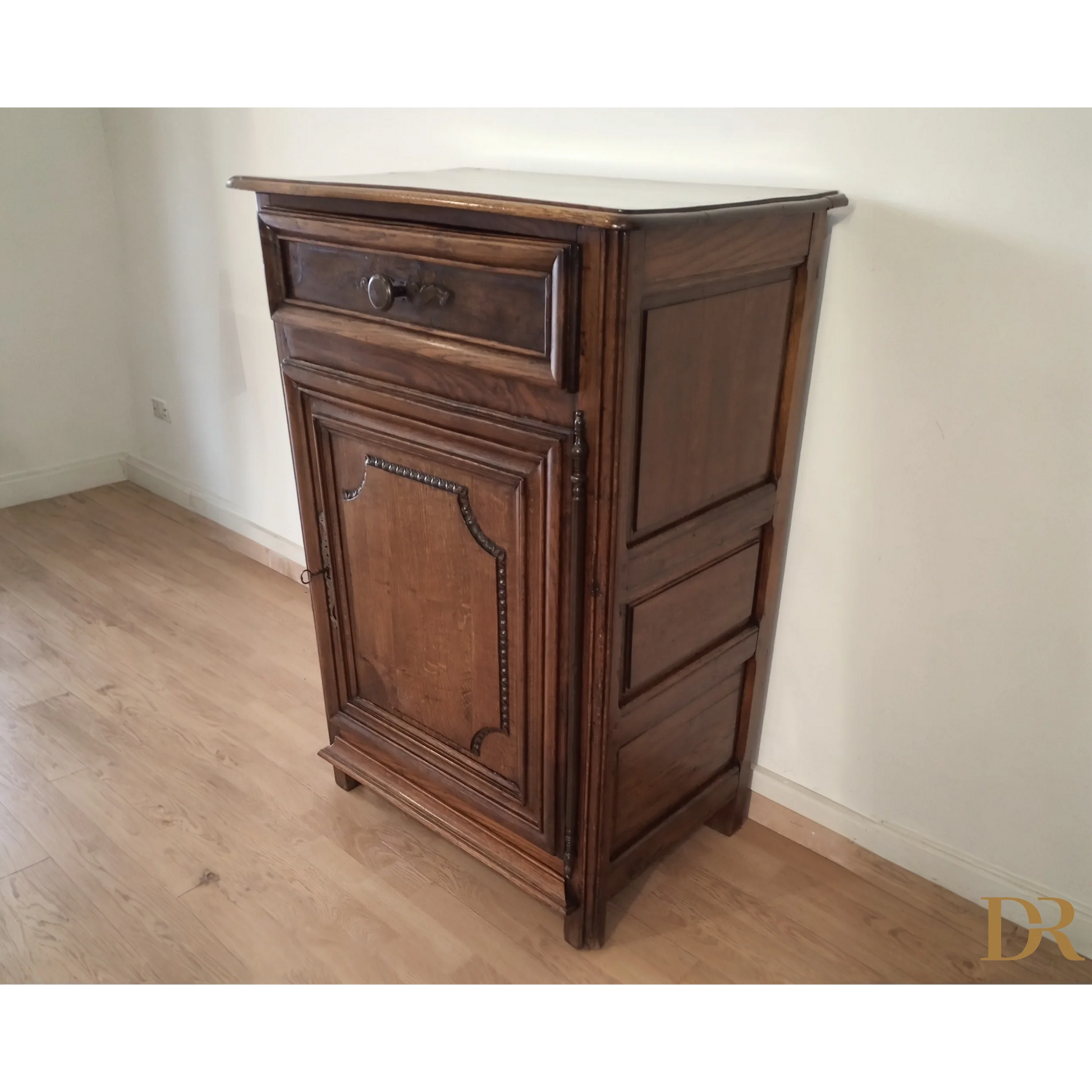 Credenza bassa vintage in legno di rovere con cassetto e anta decorativa