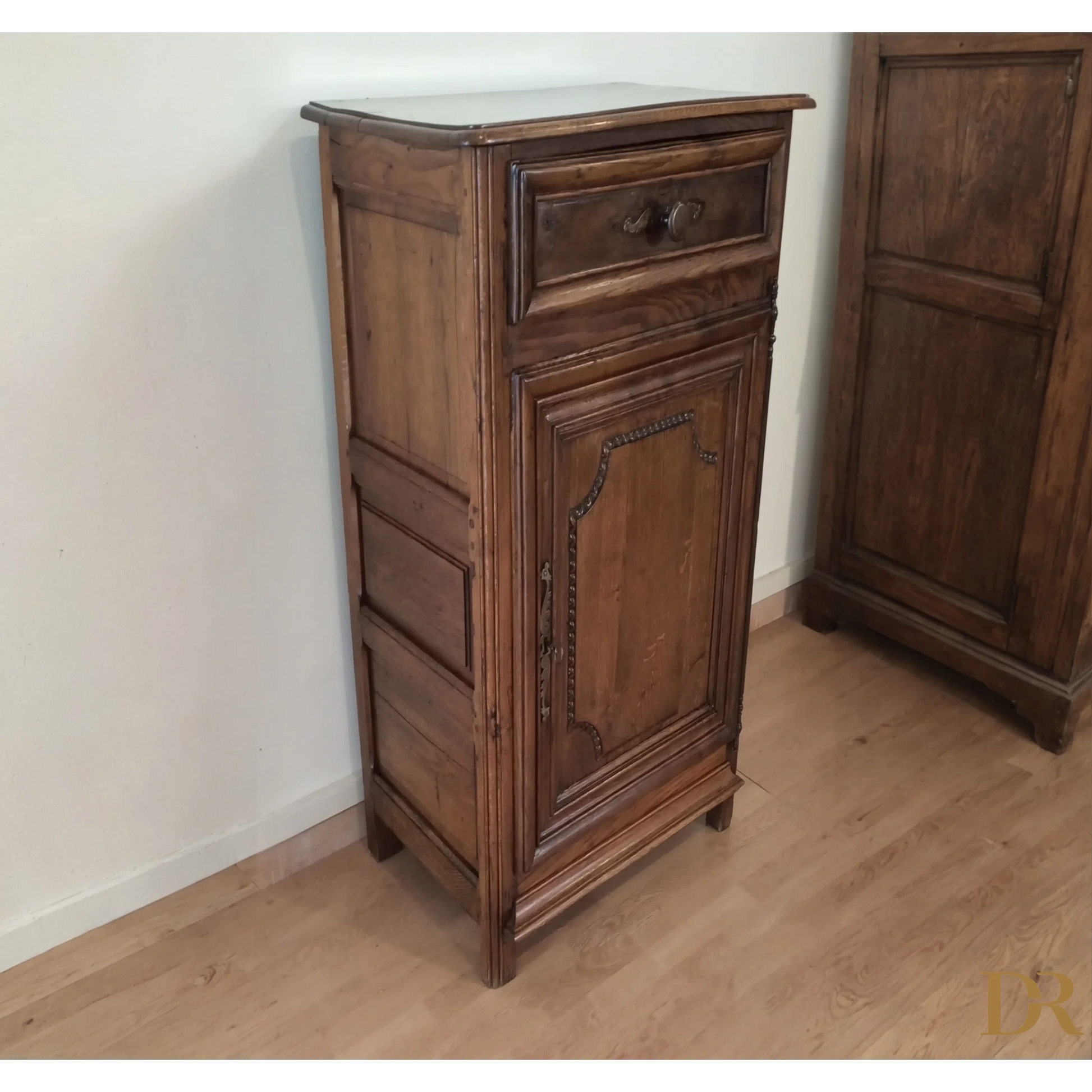 Credenza bassa vintage in legno di rovere con cassetto e porta in stile tradizionale