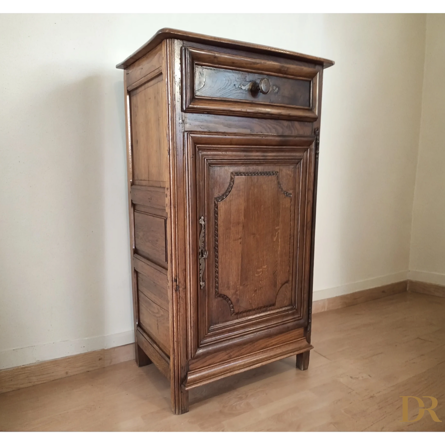 Credenza bassa vintage in rovere con cassetto e pannello intagliato in stile francese