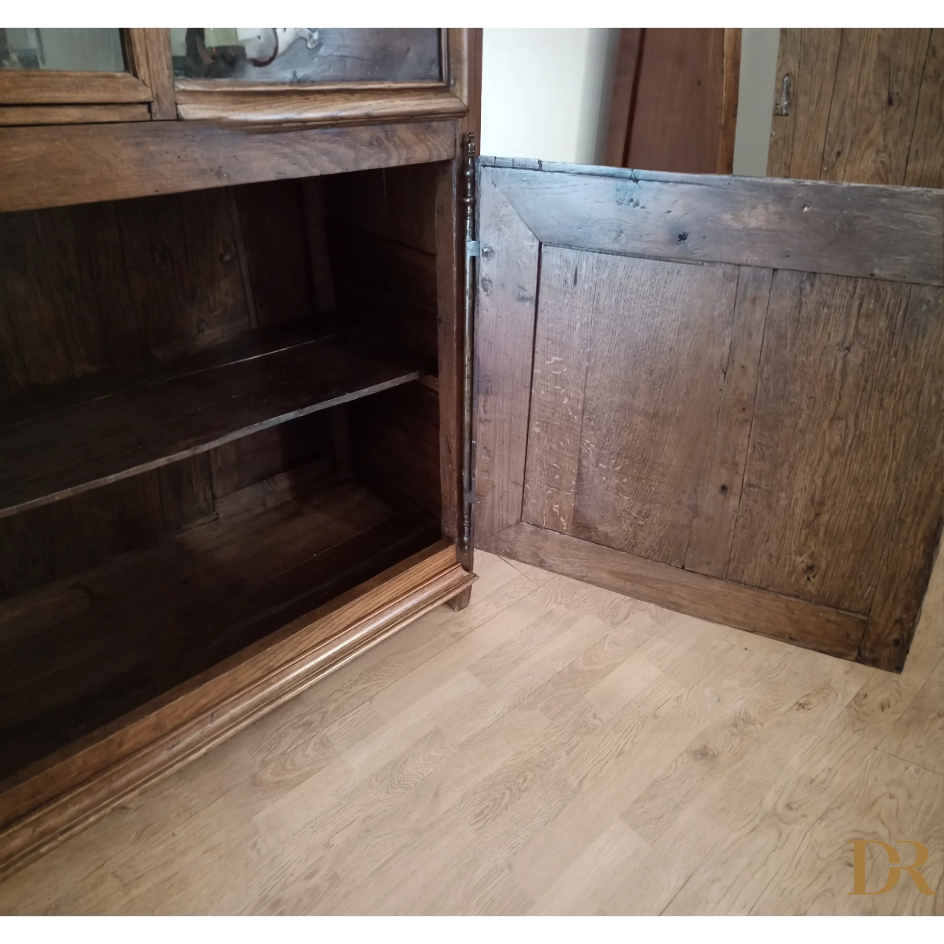 Credenza bassa 1700 vintage in legno di rovere con anta aperta e dettagli rustici