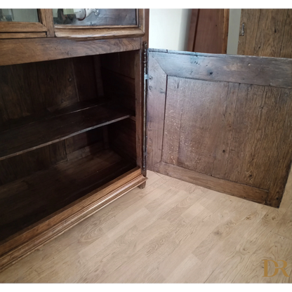 Credenza bassa 1700 vintage in legno di rovere con anta aperta e dettagli rustici