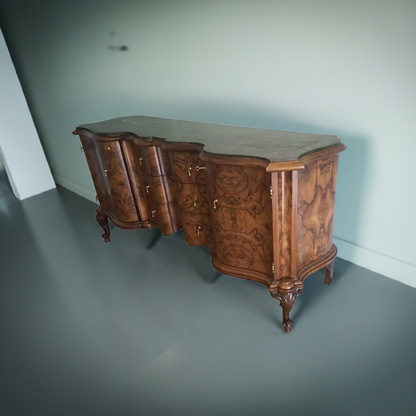 Credenza bassa chippendale in radica di noce con ornato, stile deco elegante