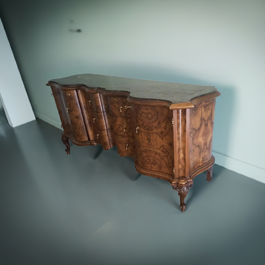 Credenza bassa chippendale in radica di noce con ornato, stile deco elegante