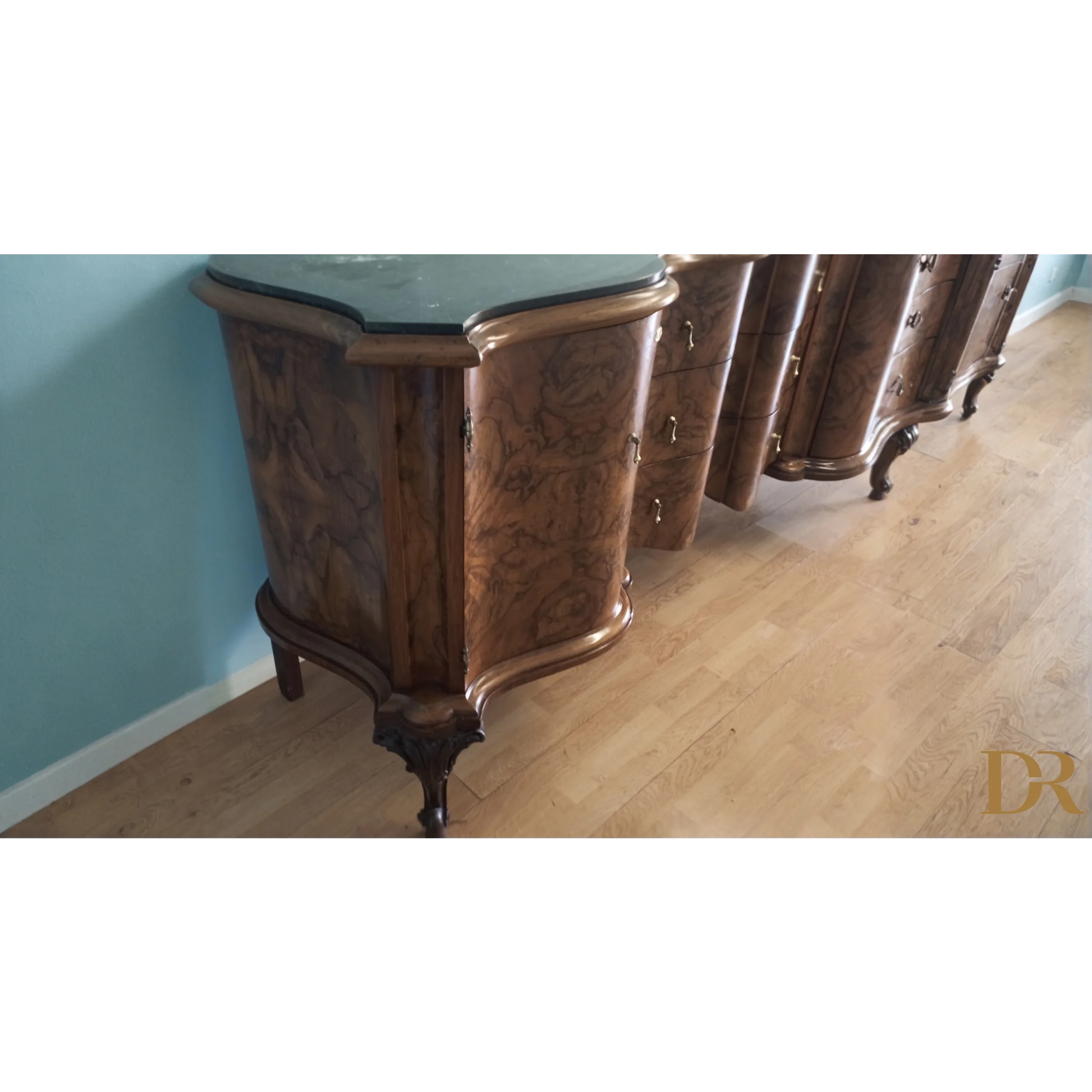 Credenza bassa Chippendale in radica di noce con gambe ornate e venature decorative