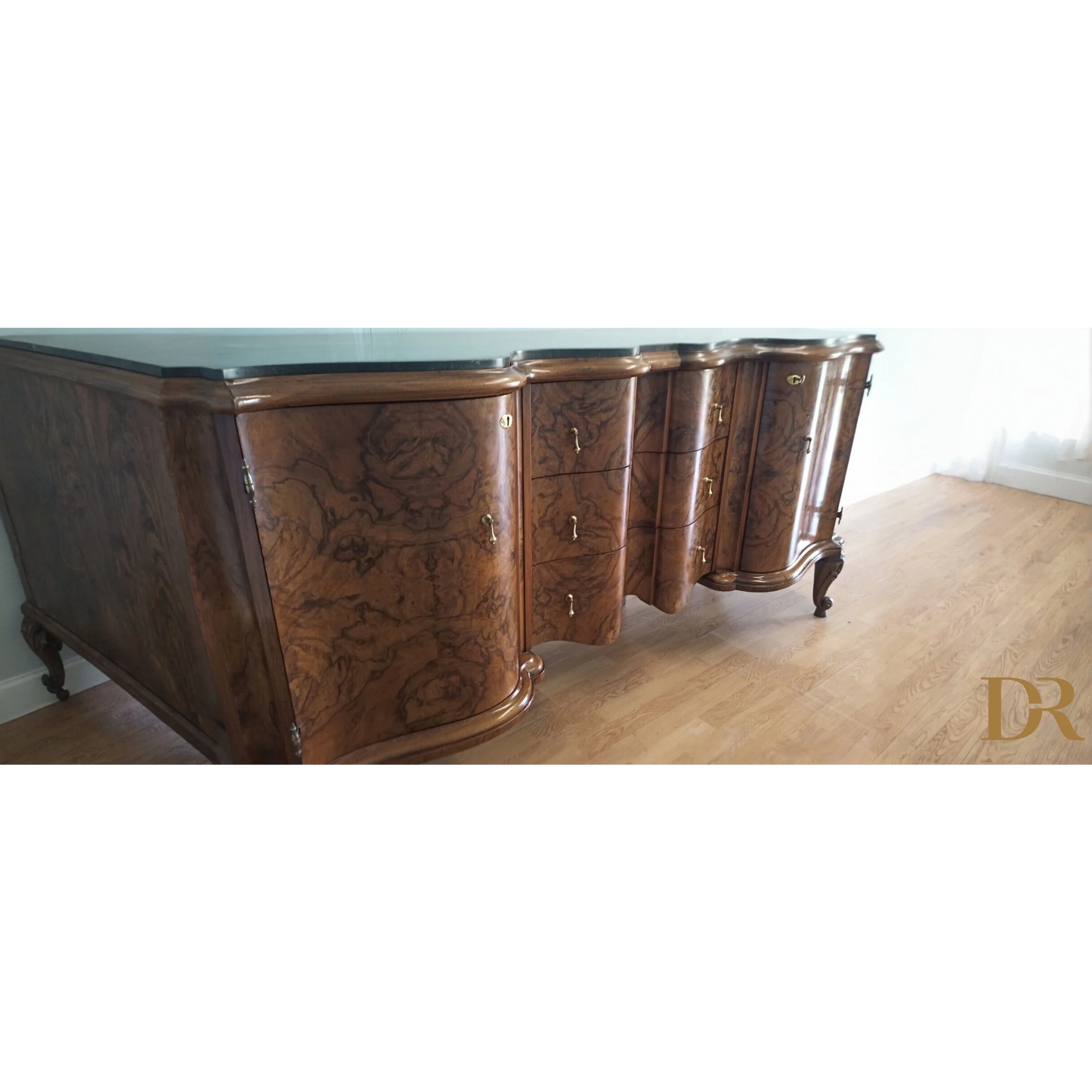 Credenza bassa Chippendale in radica di noce con cassetti curvi e venature decorative