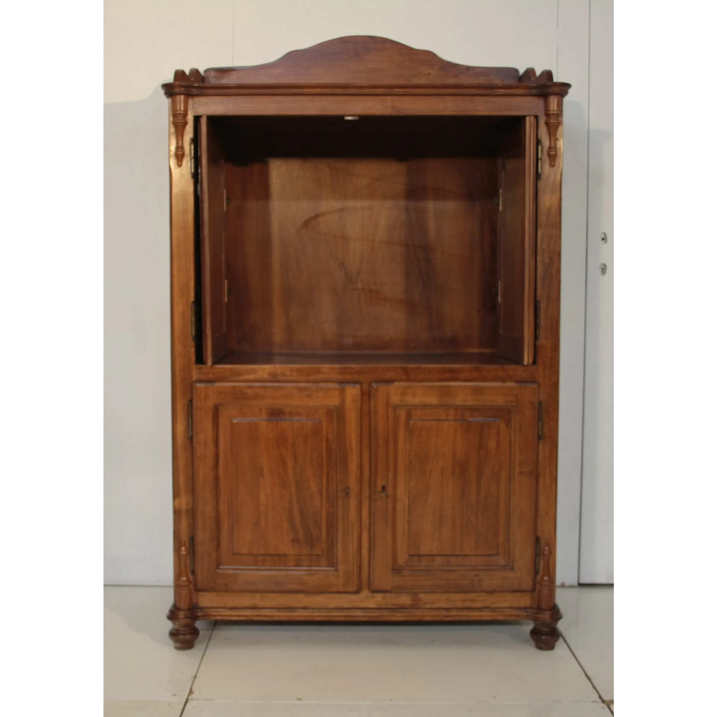 Credenza classica Dario Raia Antiquariato con display aperto e ante chiuse