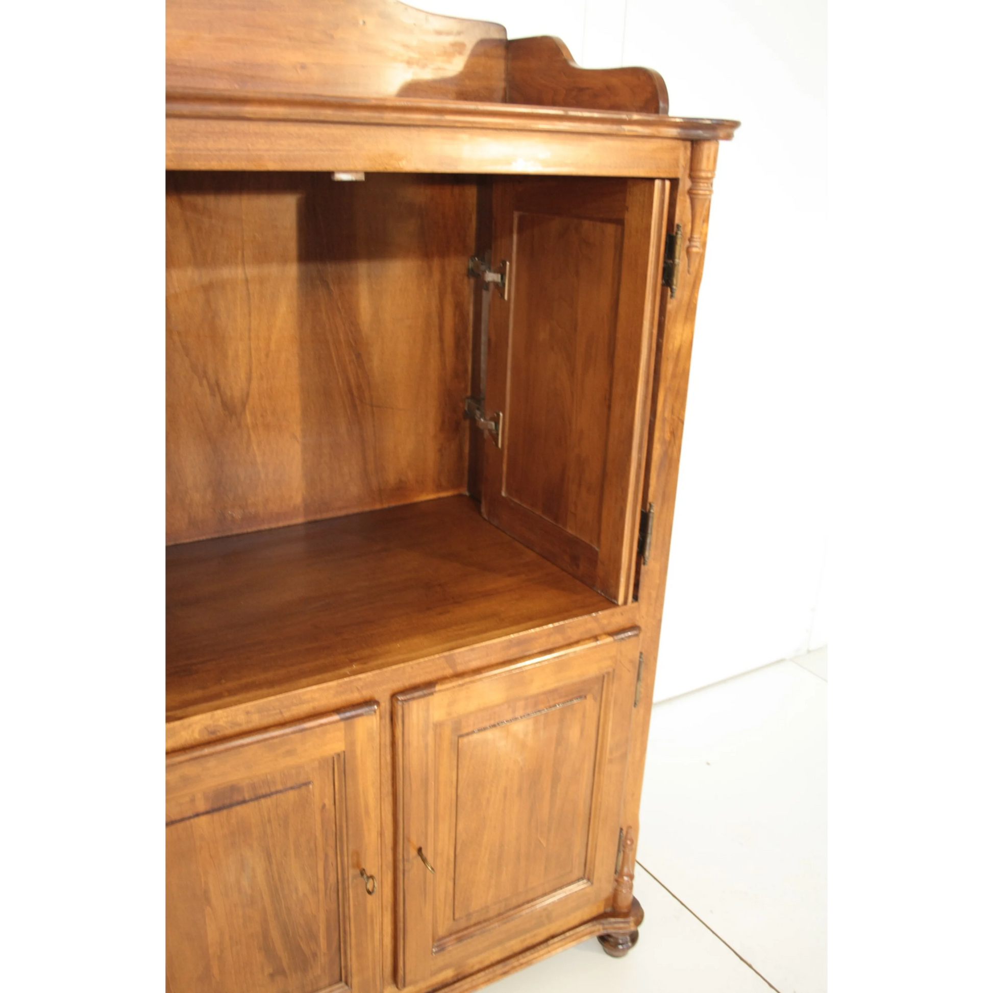 Credenza classica di Dario Raia Antiquariato con porte aperte e piedi a rocchetto