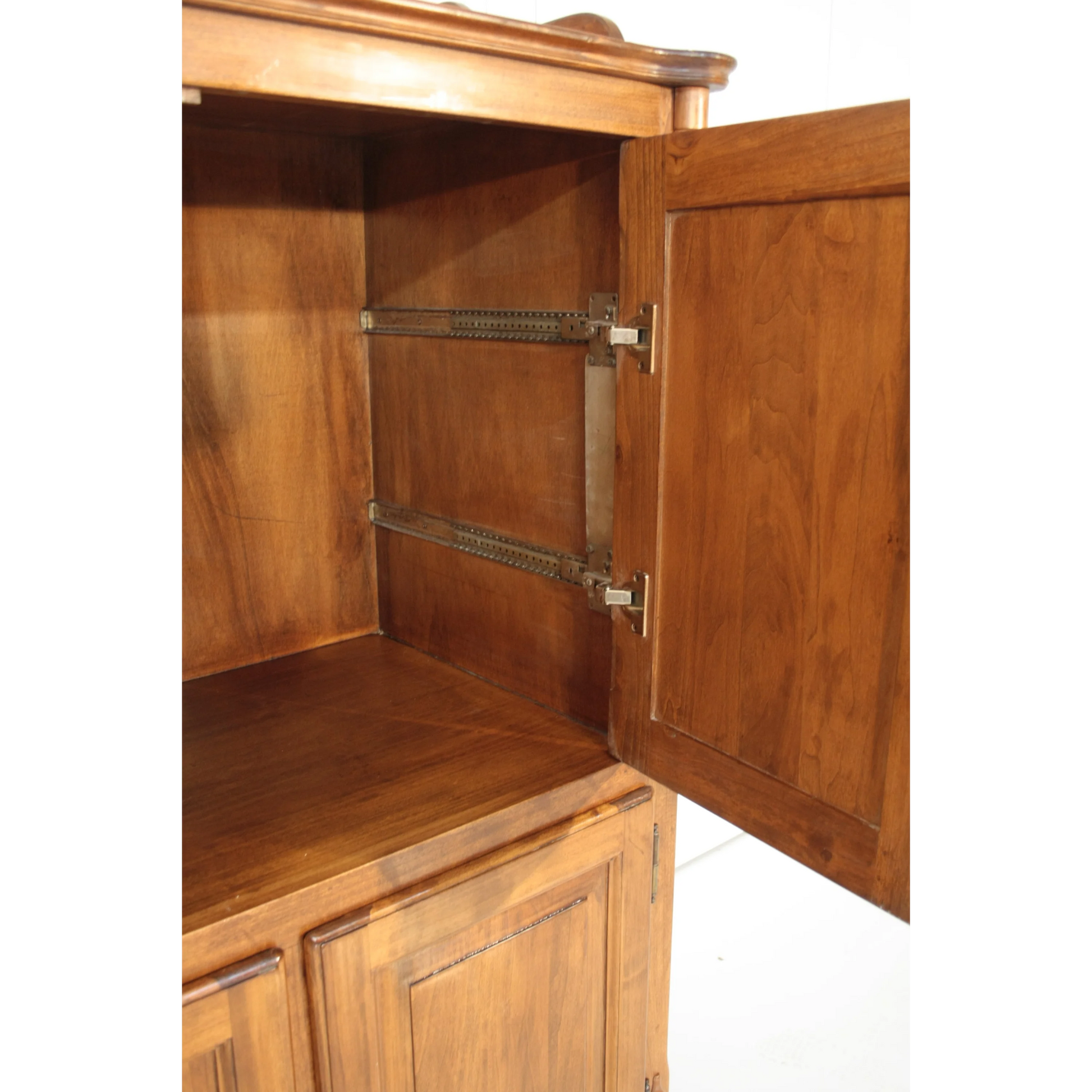 Credenza Classica con porta aperta e cerniere in metallo di Dario Raia Antiquariato