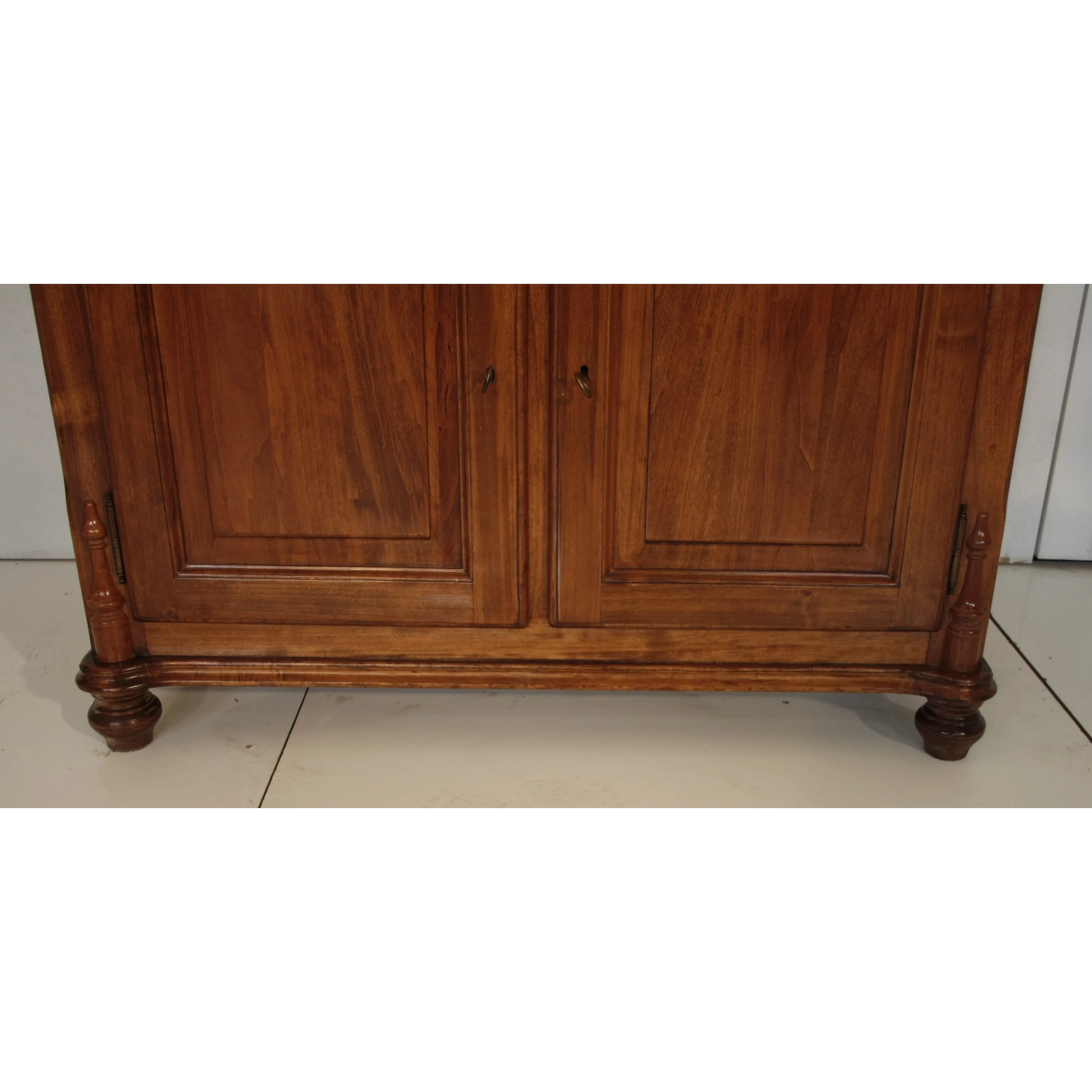 Credenza classica Dario Raia Antiquariato con piedi ornamentali e porte doppie