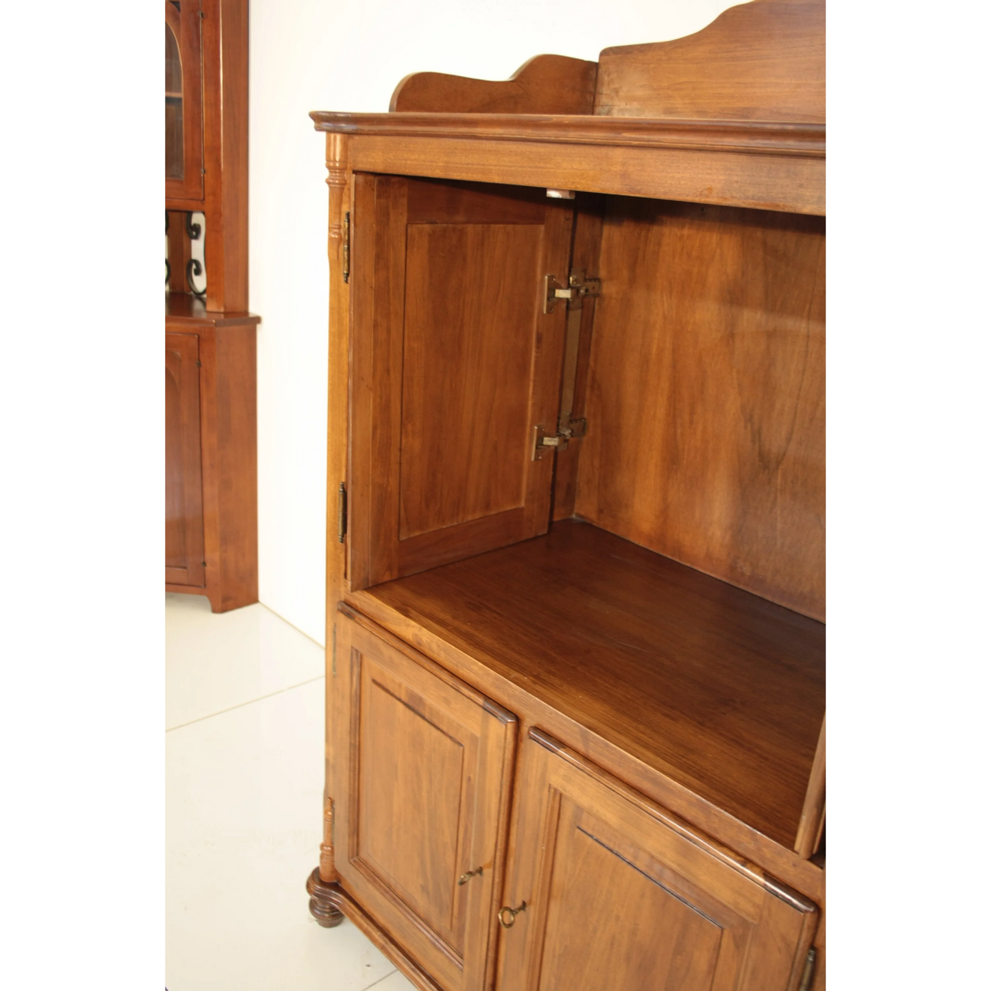 Credenza Classica di Dario Raia Antiquariato con porte e ripiani in stile tradizionale