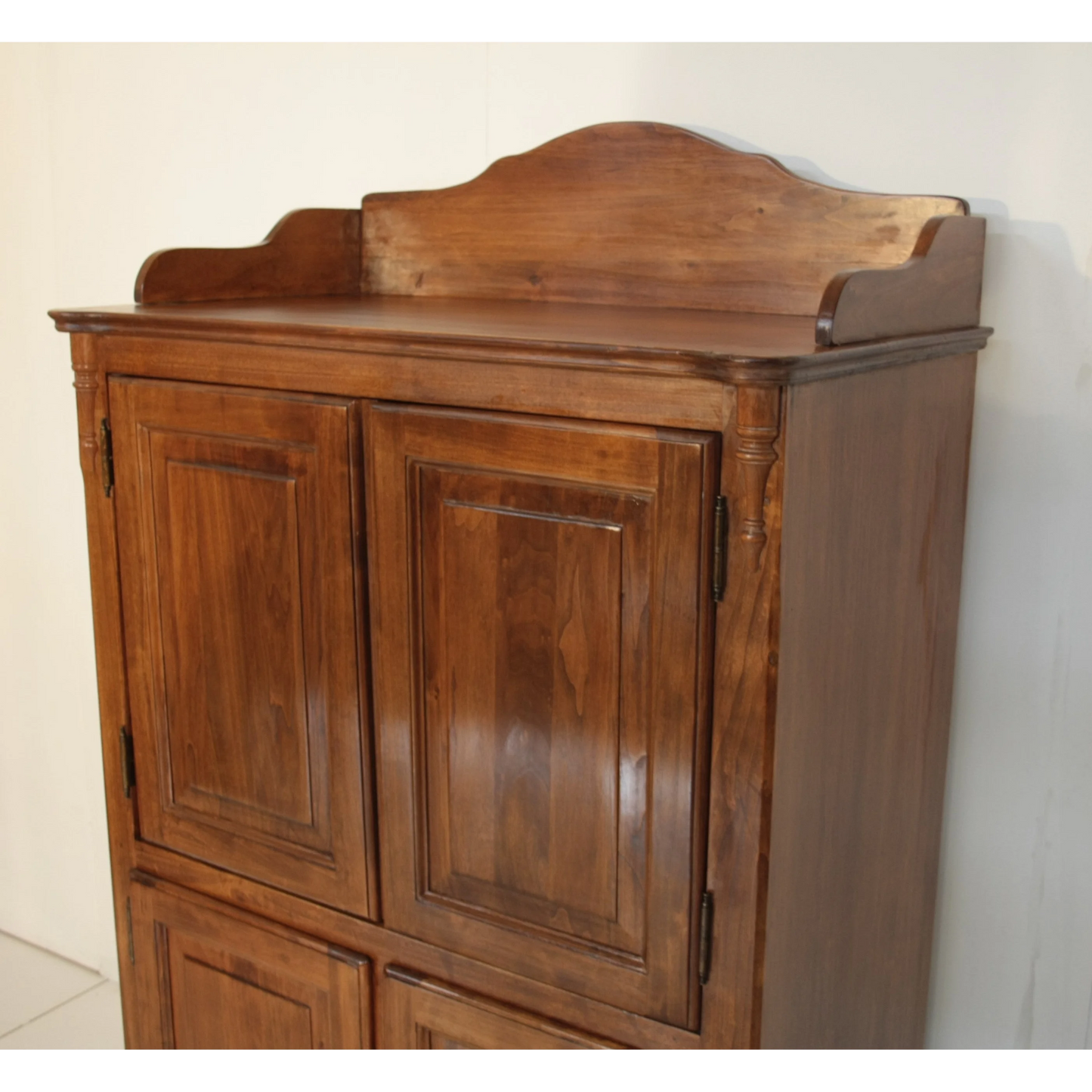 Credenza classica in legno con pannello posteriore e porte doppie di Dario Raia Antiquariato