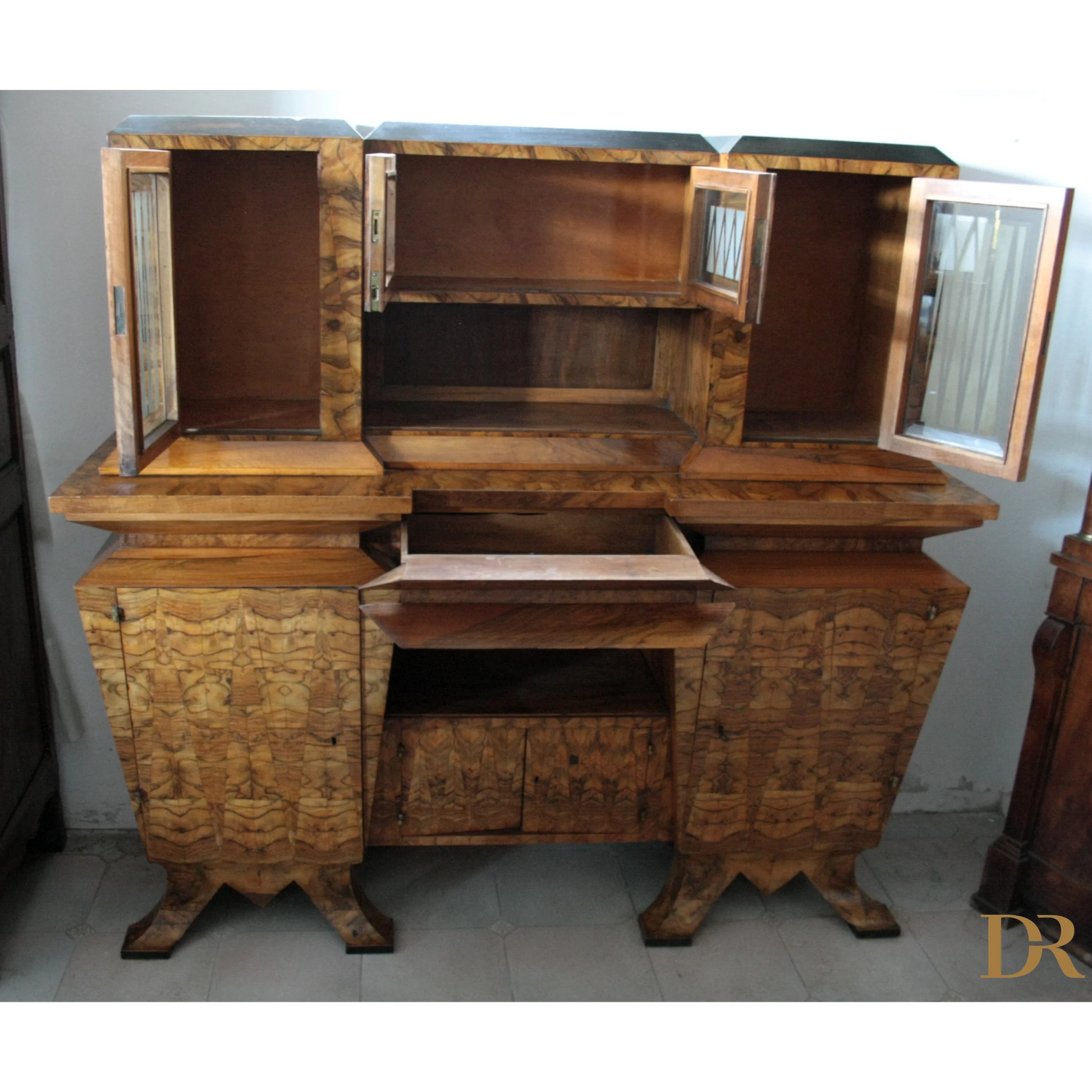 Credenza due corpi Art Decò con scomparti aperti, simbolo del ministro Bottai Roma