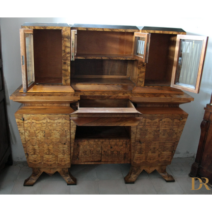Credenza due corpi Art Decò con scomparti aperti, simbolo del ministro Bottai Roma