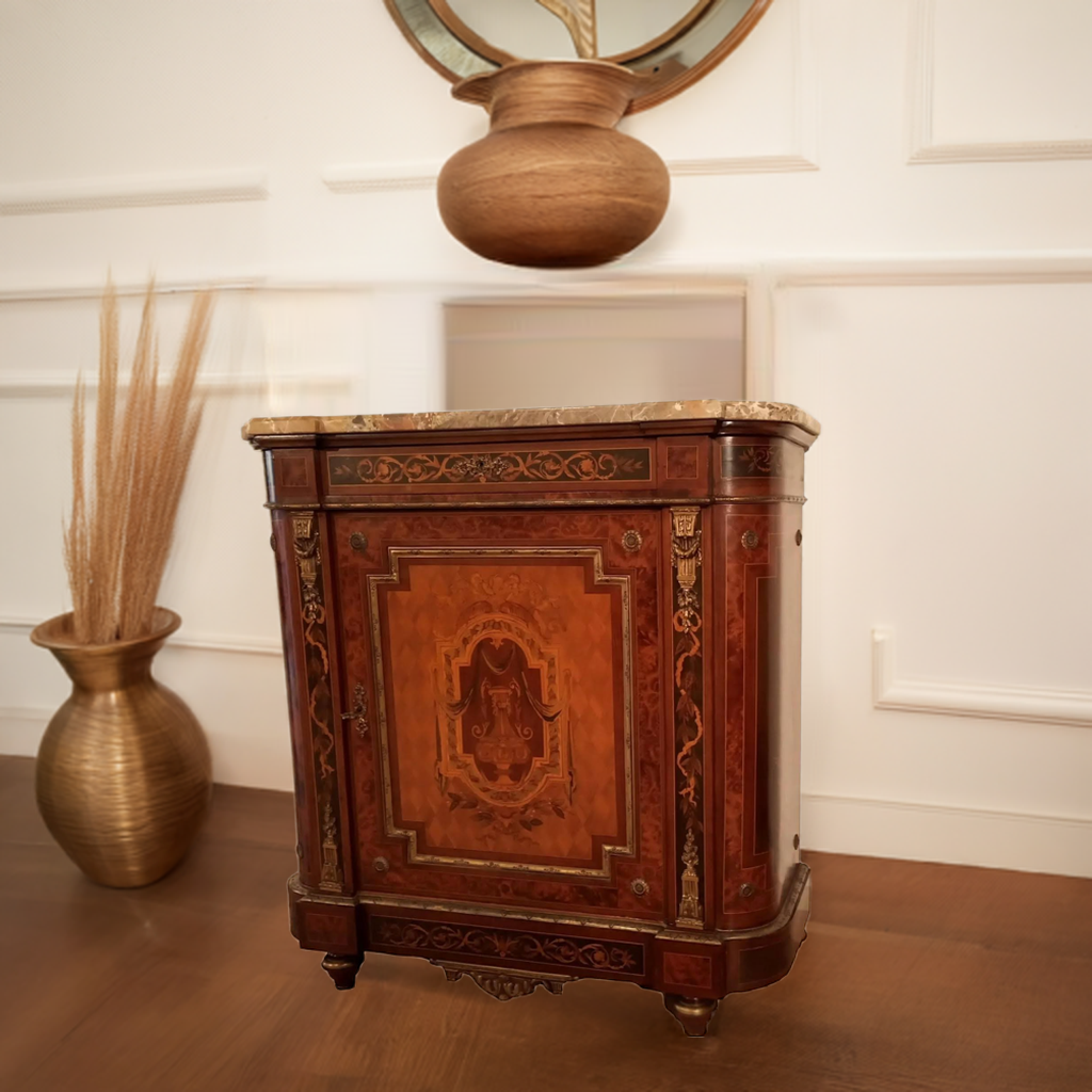 Splendida credenza bassa in legno intarsiato con applicazioni ottone e marmo del XX secolo