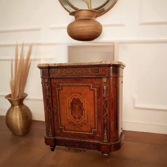 Splendida credenza bassa in legno intarsiato con applicazioni ottone e marmo del XX secolo