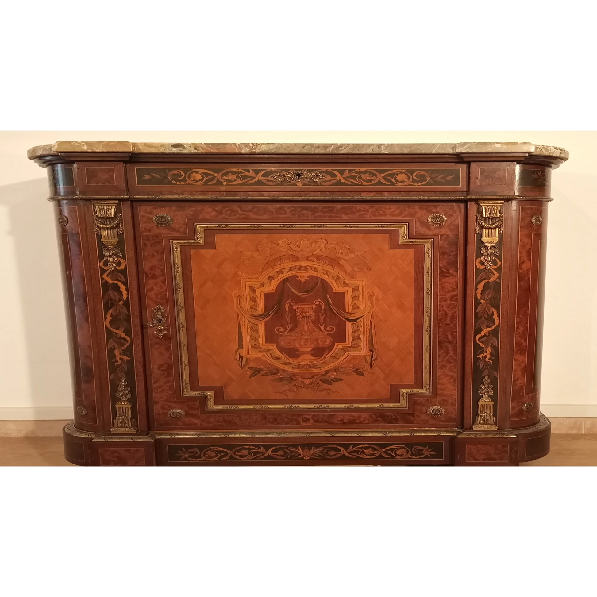 Credenza intarsiata con applicazioni ottone marmo XX secolo varie essenze legno