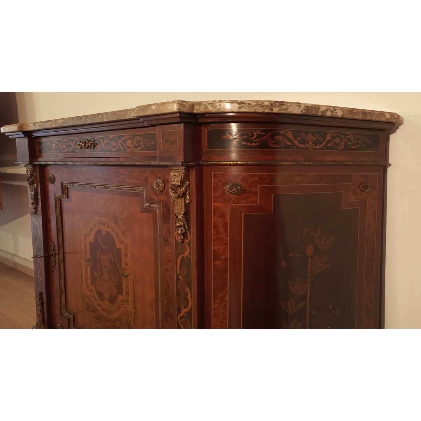 Credenza intarsiata con applicazioni ottone marmo XX secolo varie essenze legno - Dario Raia Antiquariato Modernariato Vintage