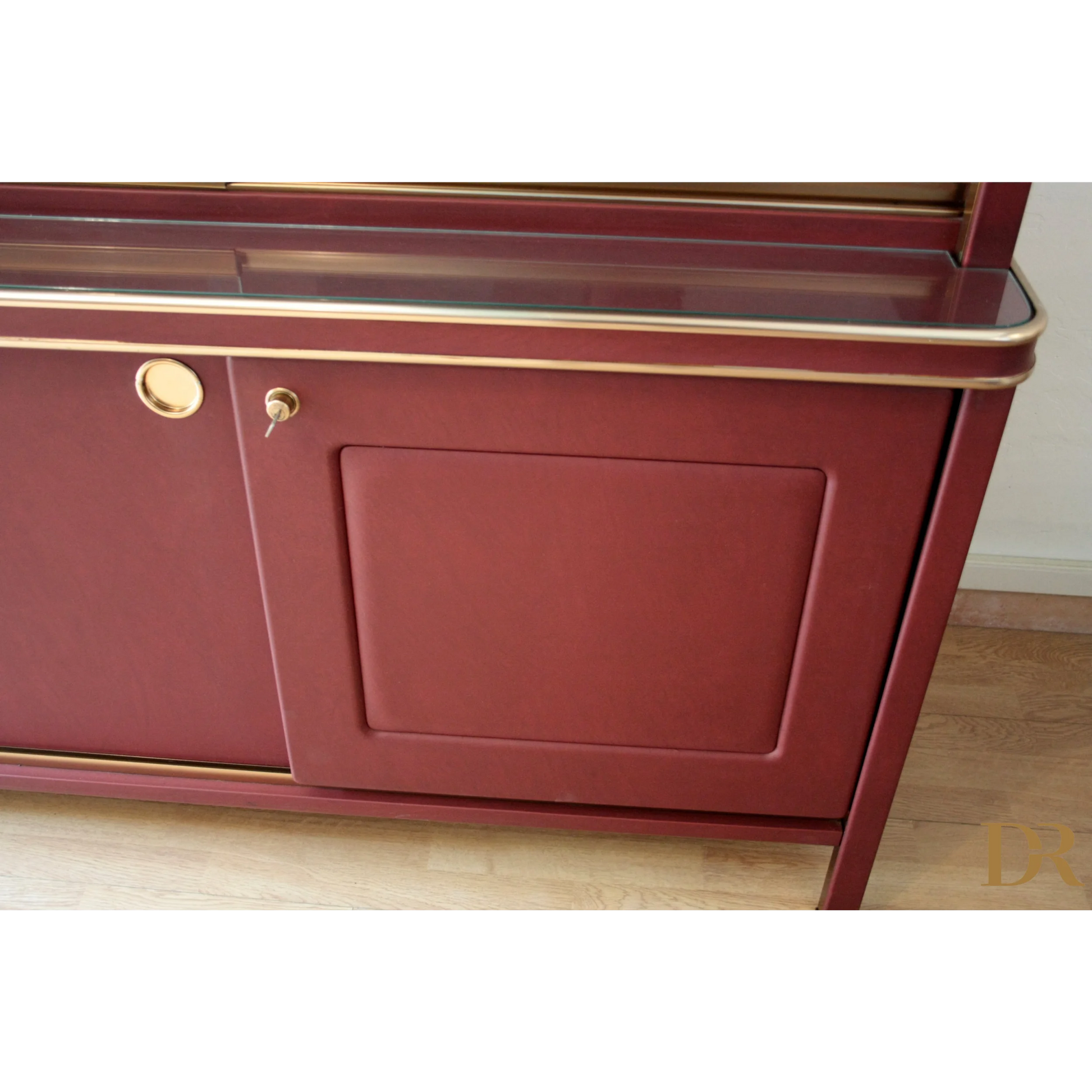 Credenza o libreria Umberto Mascagni, rivestita in similpelle Bordeaux, con dimensioni corpo eleganti