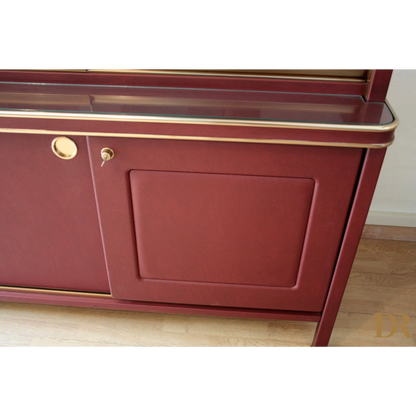 Credenza o libreria Umberto Mascagni, rivestita in similpelle Bordeaux, con dimensioni corpo eleganti