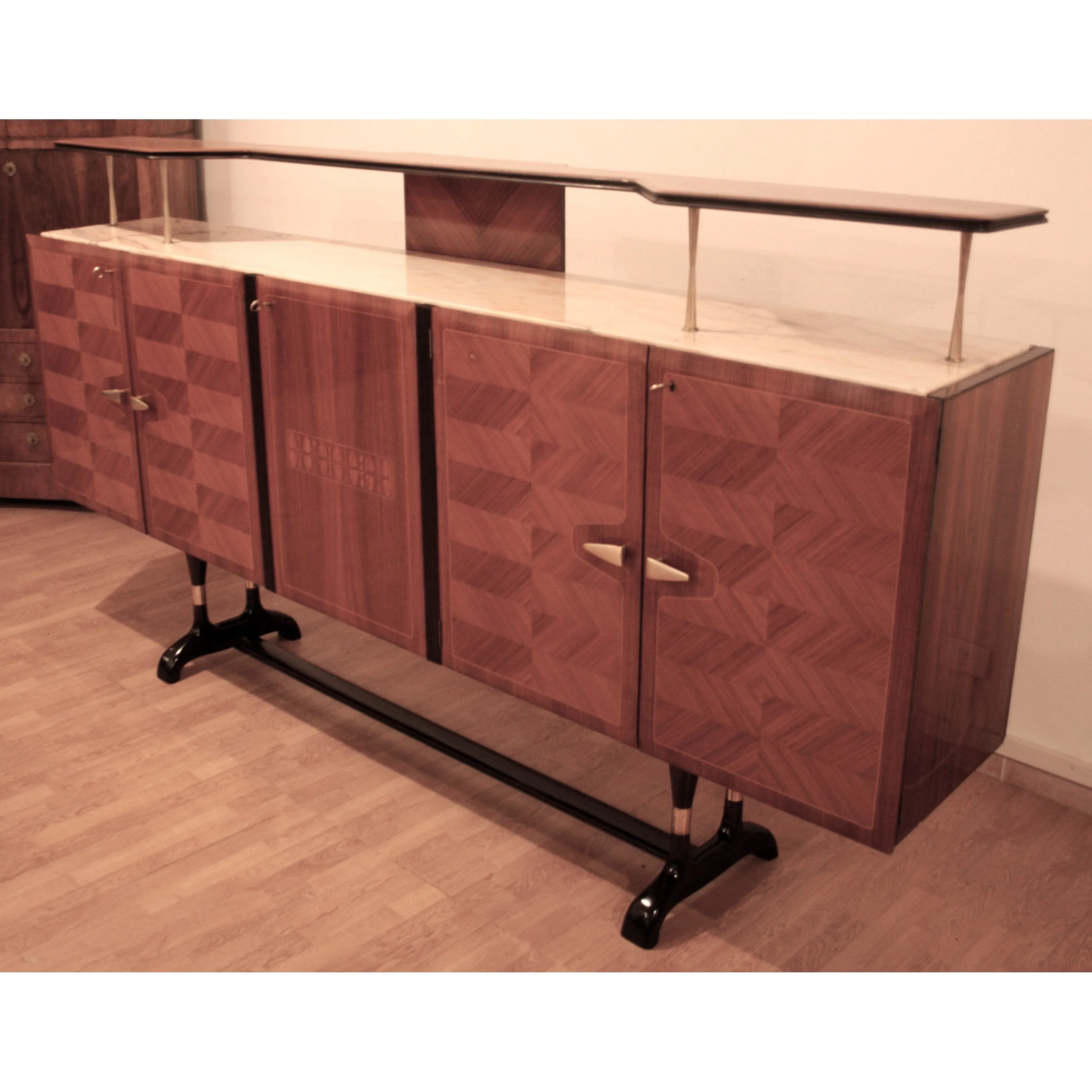 Credenza mid-century Dassi | Mobile Bar Consolle Vittorio Dassi Cecchini Dario Raia Antiquariato Modernariato Vintage anni 50 anni 60 anni 70 console TV multimediale credenza bar multimediale credenza bar TV credenza bassa in rovere laccatura nera maniglie ottone mid-century modern Mobile in legno di noce mobile TV in noce Mobili antichi Mobili da pranzo Mobili nuovi per la casa Mobili per la casa nuova Mobili per sala studio modernariato originale ottone palissandro radica di noce restaurata