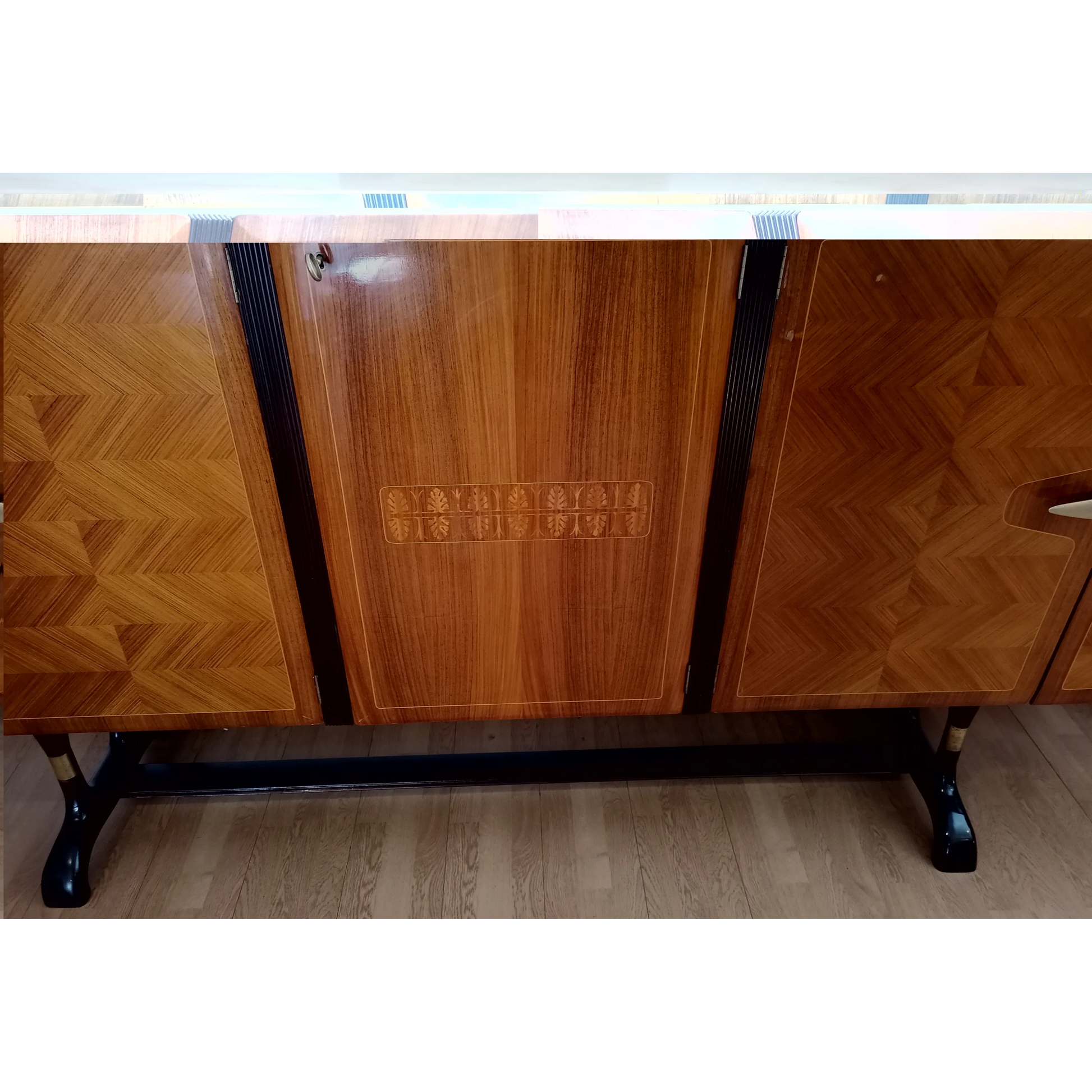 Credenza mid-century Dassi | Mobile Bar Consolle Vittorio Dassi Cecchini Dario Raia Antiquariato Modernariato Vintage anni 50 anni 60 anni 70 console TV multimediale credenza bar multimediale credenza bar TV credenza bassa in rovere laccatura nera maniglie ottone mid-century modern Mobile in legno di noce mobile TV in noce Mobili antichi Mobili da pranzo Mobili nuovi per la casa Mobili per la casa nuova Mobili per sala studio modernariato originale ottone palissandro radica di noce restaurata