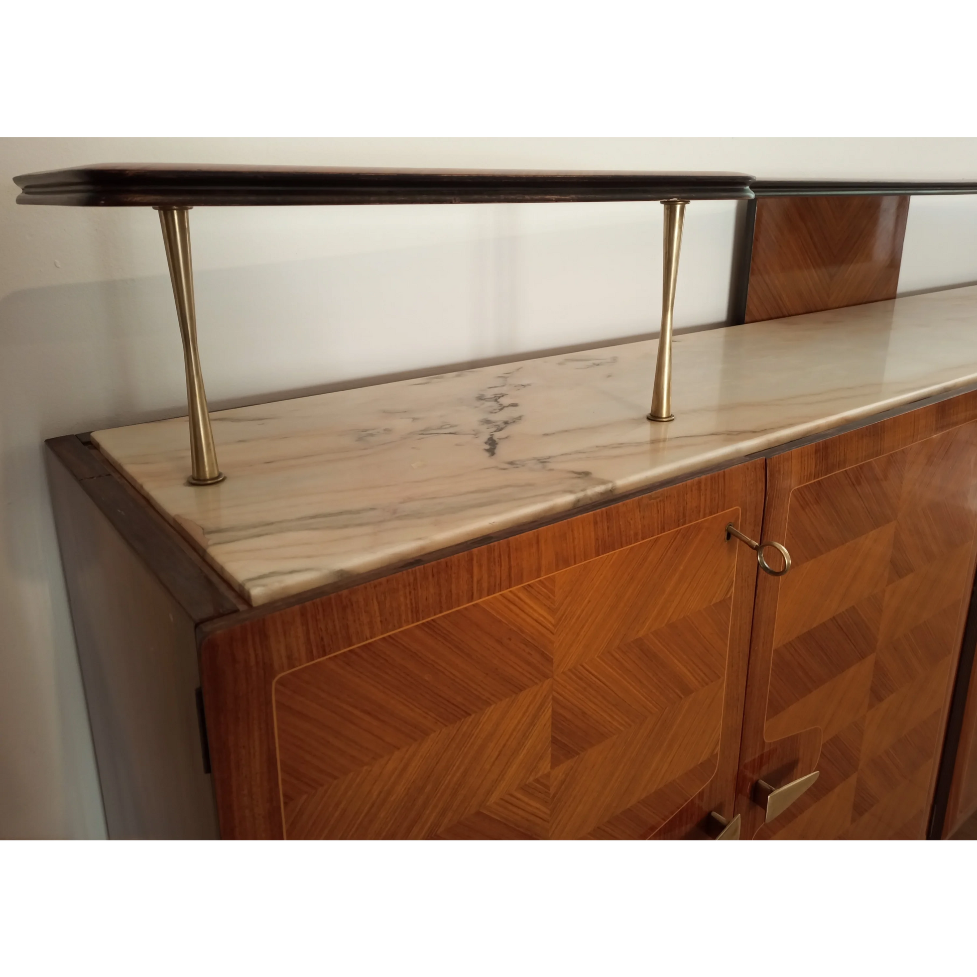 Credenza mid-century Dassi | Mobile Bar Consolle Vittorio Dassi Cecchini Dario Raia Antiquariato Modernariato Vintage anni 50 anni 60 anni 70 console TV multimediale credenza bar multimediale credenza bar TV credenza bassa in rovere laccatura nera maniglie ottone mid-century modern Mobile in legno di noce mobile TV in noce Mobili antichi Mobili da pranzo Mobili nuovi per la casa Mobili per la casa nuova Mobili per sala studio modernariato originale ottone palissandro radica di noce restaurata