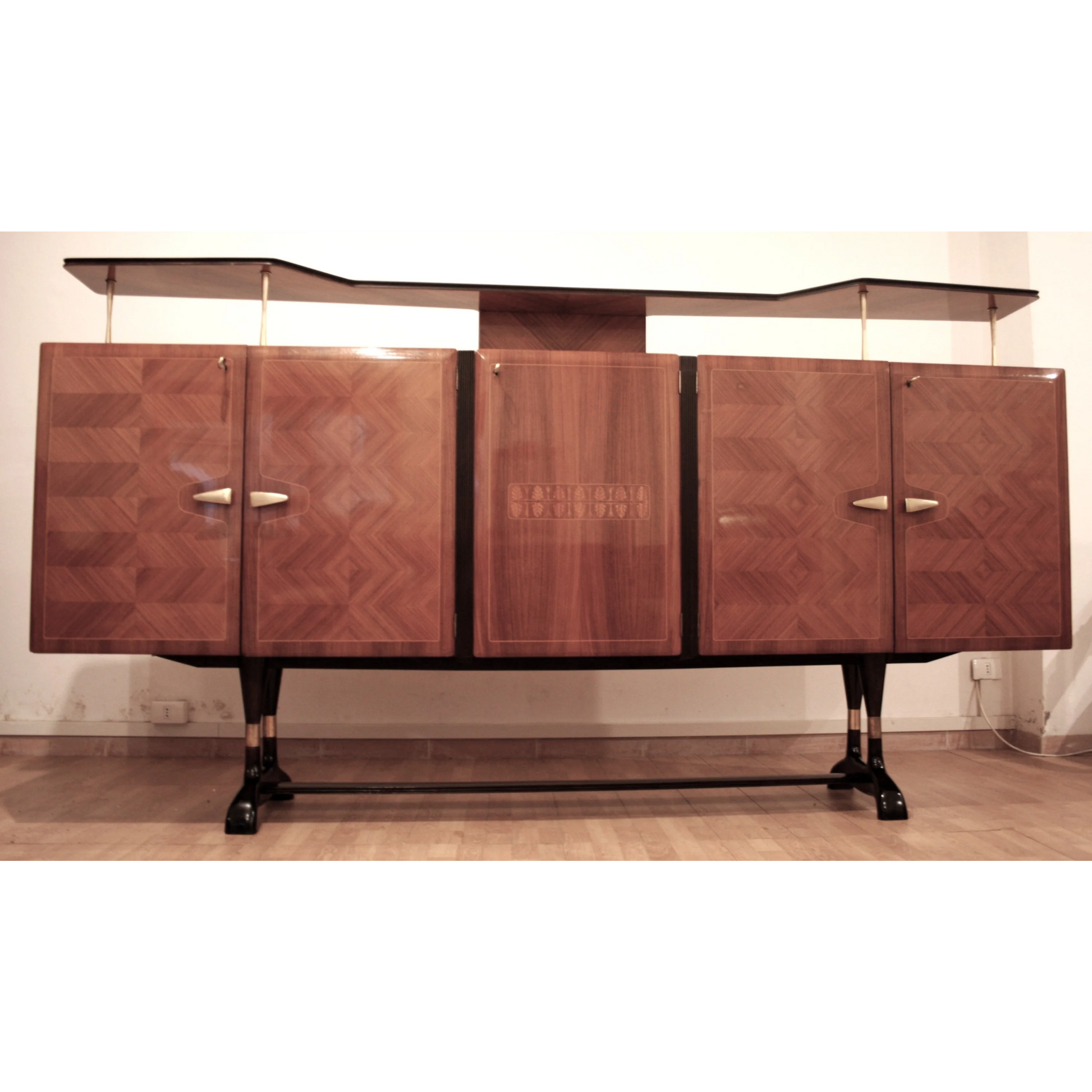 Credenza mid-century Dassi | Mobile Bar Consolle Vittorio Dassi Cecchini Dario Raia Antiquariato Modernariato Vintage anni 50 anni 60 anni 70 console TV multimediale credenza bar multimediale credenza bar TV credenza bassa in rovere laccatura nera maniglie ottone mid-century modern Mobile in legno di noce mobile TV in noce Mobili antichi Mobili da pranzo Mobili nuovi per la casa Mobili per la casa nuova Mobili per sala studio modernariato originale ottone palissandro radica di noce restaurata