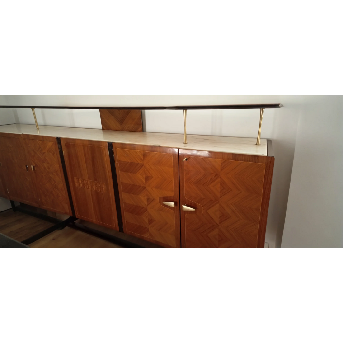 Credenza Mid-century Dassi con panelli geometrici e accenti in ottone per mobile bar