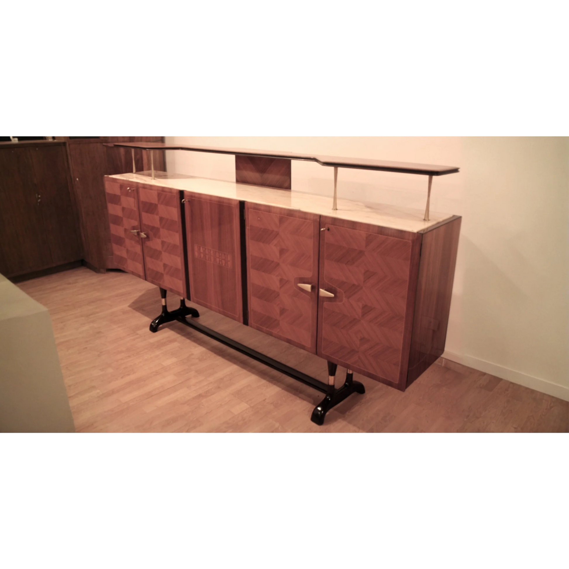 Credenza mid-century Dassi con motivi geometrici e supporti metallici per bar