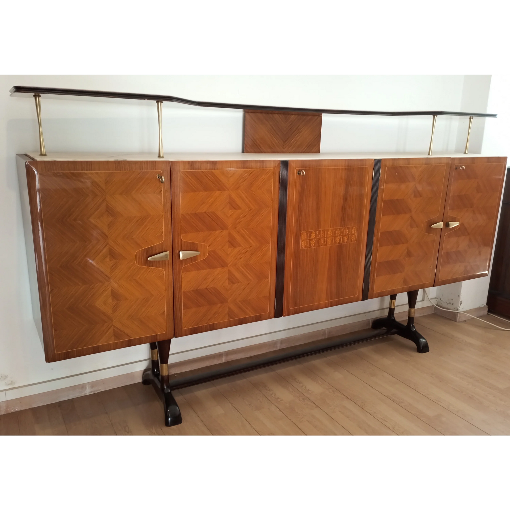 Credenza mid-century Dassi | Mobile Bar Consolle Vittorio Dassi Cecchini Dario Raia Antiquariato Modernariato Vintage anni 50 anni 60 anni 70 console TV multimediale credenza bar multimediale credenza bar TV credenza bassa in rovere laccatura nera maniglie ottone mid-century modern Mobile in legno di noce mobile TV in noce Mobili antichi Mobili da pranzo Mobili nuovi per la casa Mobili per la casa nuova Mobili per sala studio modernariato originale ottone palissandro radica di noce restaurata