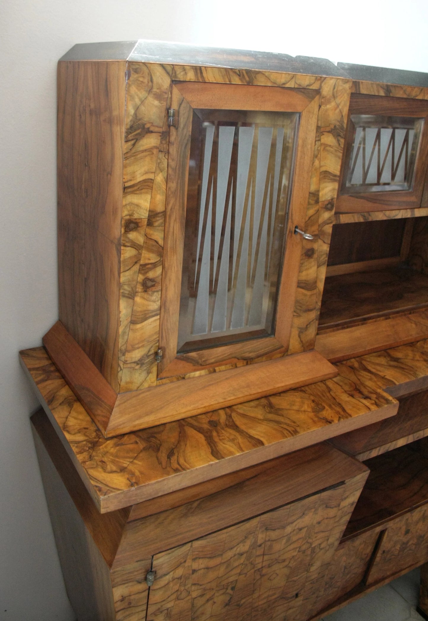Credenza due corpi art decò in legno marrone stile decò italia roma realizzata per il ministro bottai nel 1933