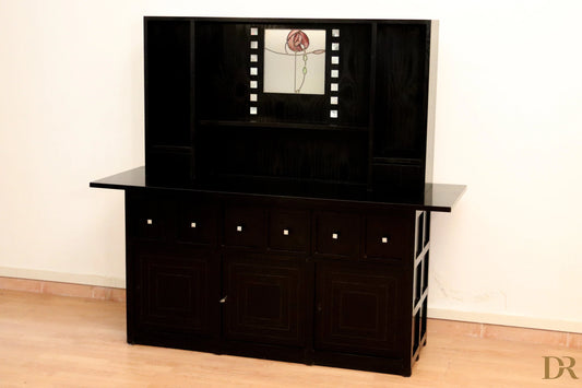 Credenza ds5 di charles rennie mackintosh per cassina anni 90 con pannello di vetro colorato a rosa rossa e finitura laccata nera
