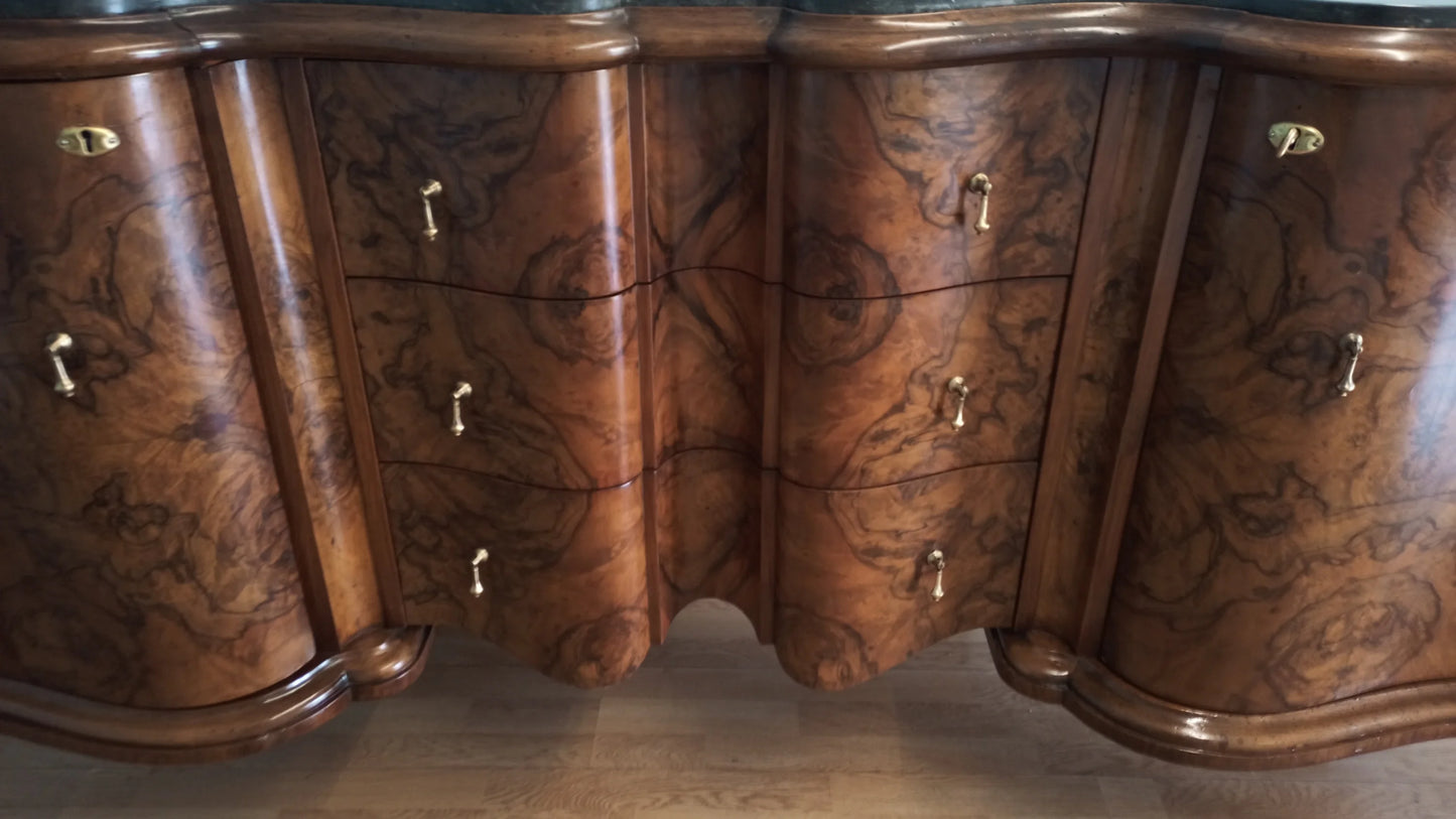 Credenza bassa chippendale in radica di noce con cassetti e finitura decorativa in legno curvo