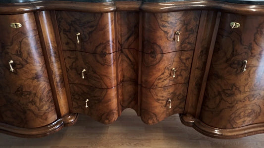 Credenza bassa chippendale in radica di noce originale con cassetti curvi in legno e pomelli in ottone decorativi