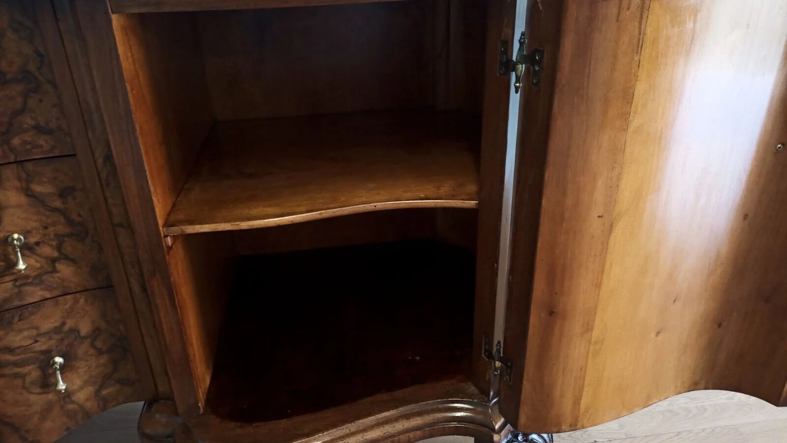 Credenza bassa chippendale in radica di noce con angolo in legno e anta aperta per conservazione elegante