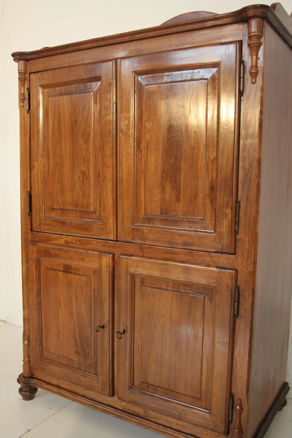 Armadio in legno con quattro ante a pannelli e piedi torniti, credenza classica per tv di dario raia antiquariato vintage
