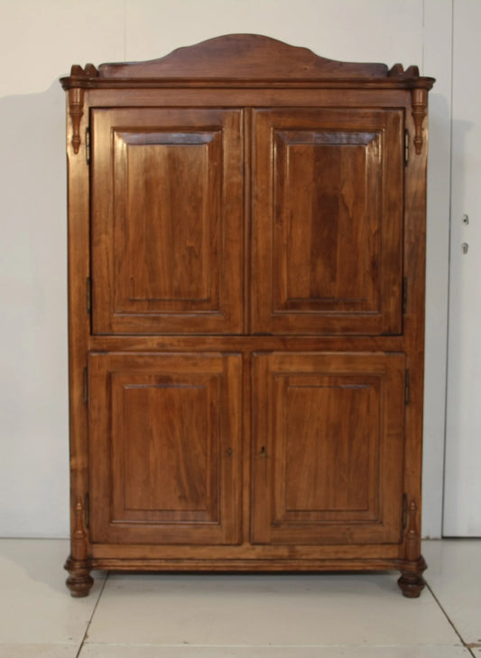 Armadio in legno con quattro ante a pannelli e cornice decorativa credenza classica dario raia antiquariato vintage