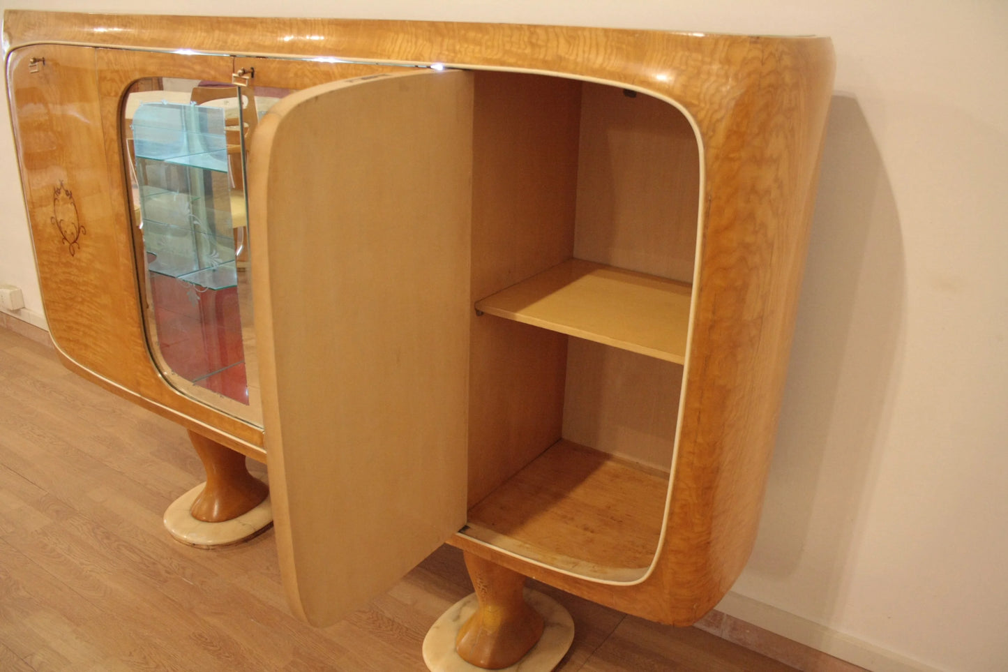 Mobile bar credenza vittorio dassi anni 50 in legno con anta aperta stile credenza mid-century moderna