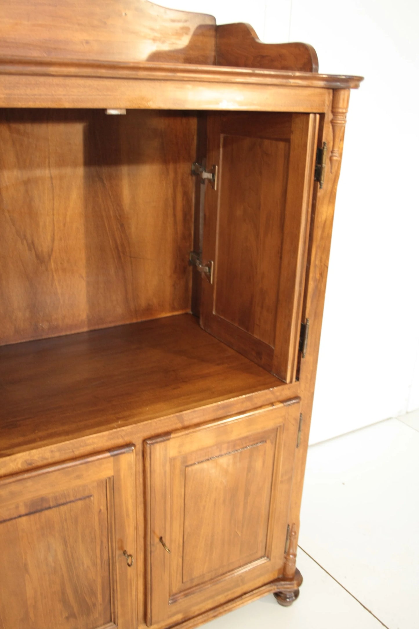 Credenza classica in legno con ante aperte e modanature su piedi a cipolla dario raia antiquariato vintage