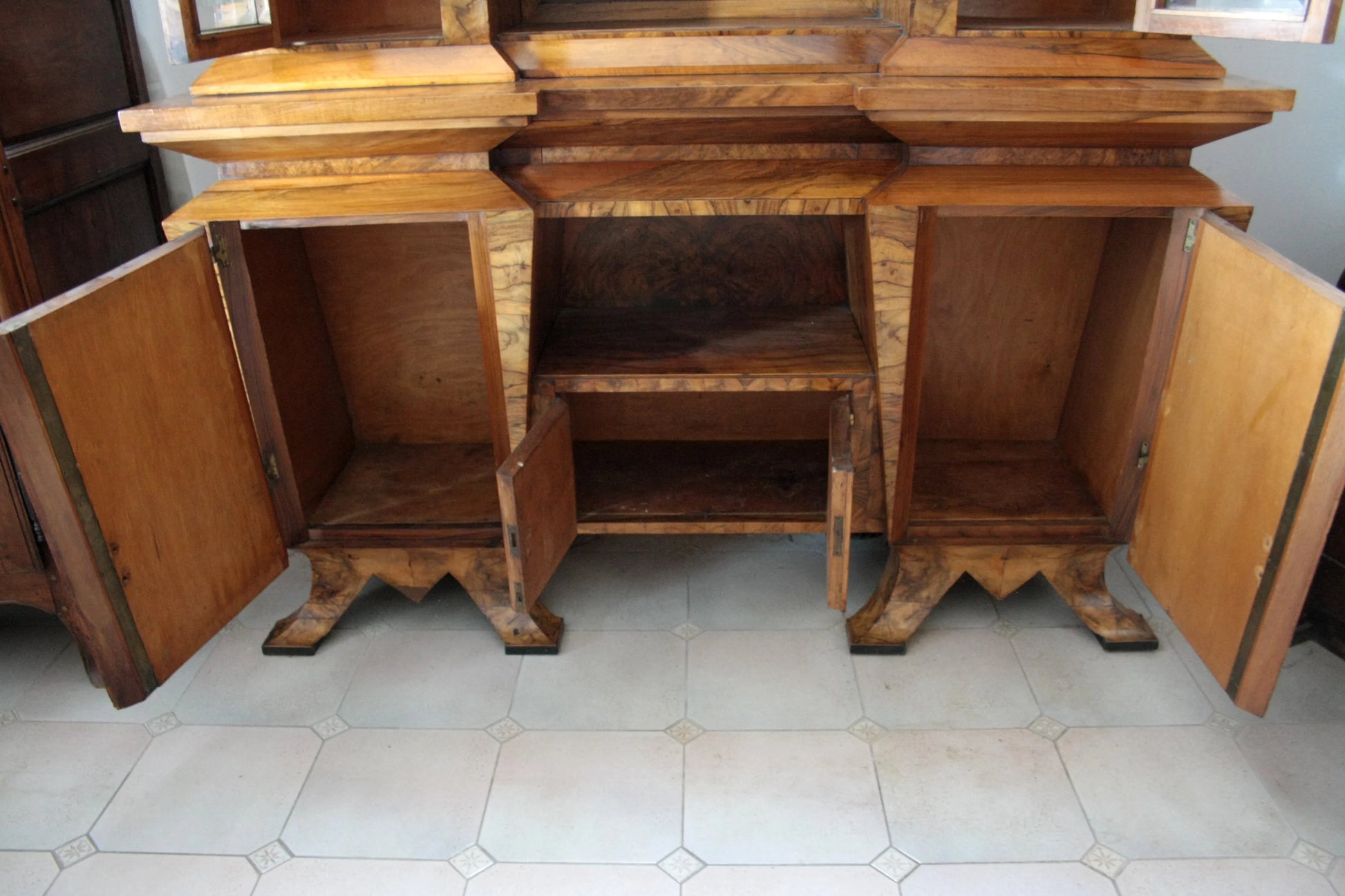 Credenza due corpi art decò in legno con ante aperte stile decò italia roma realizzata nel 1933