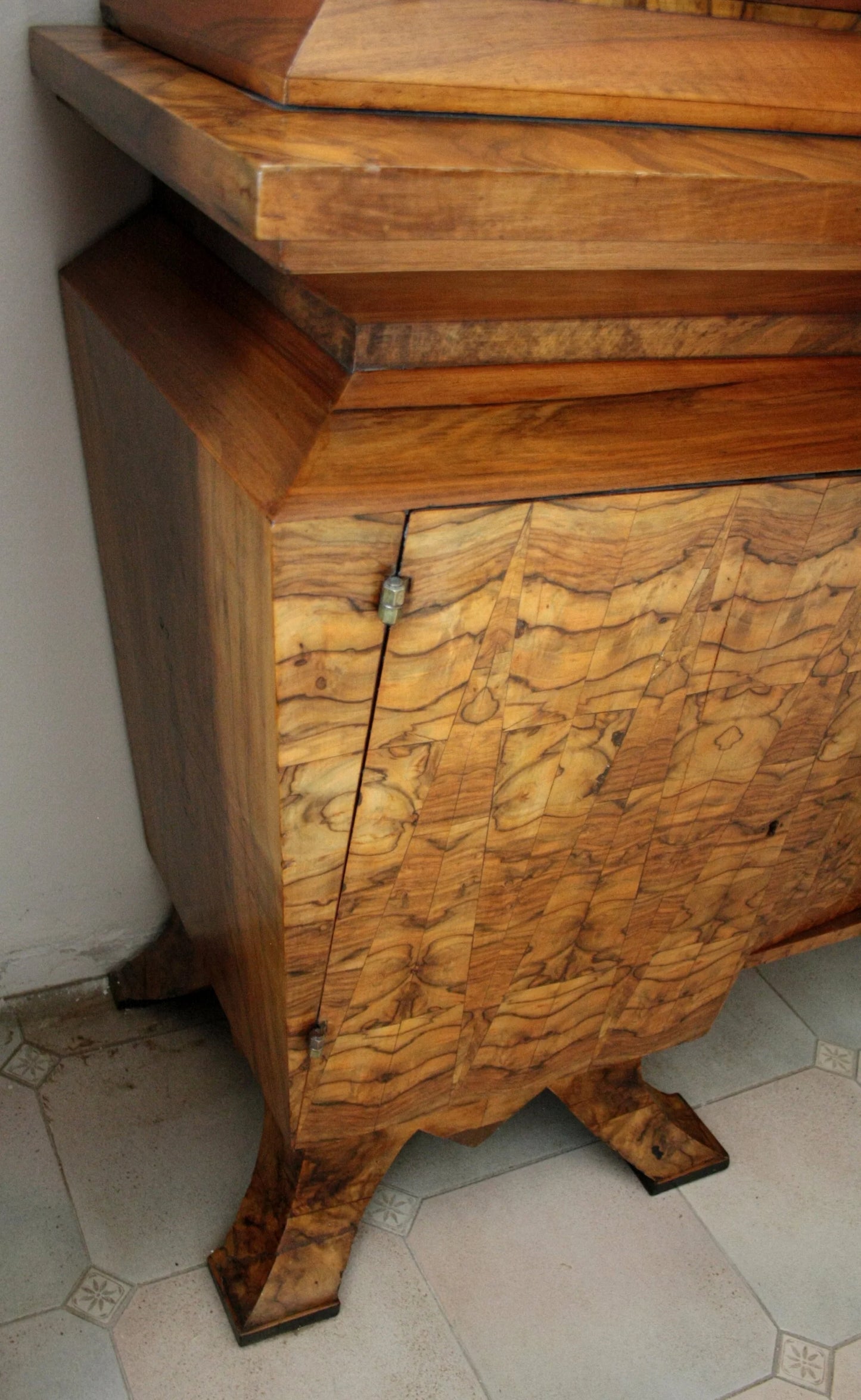 Credenza due corpi stile decò in legno con pregiata impiallacciatura decorativa italia roma realizzata 1933
