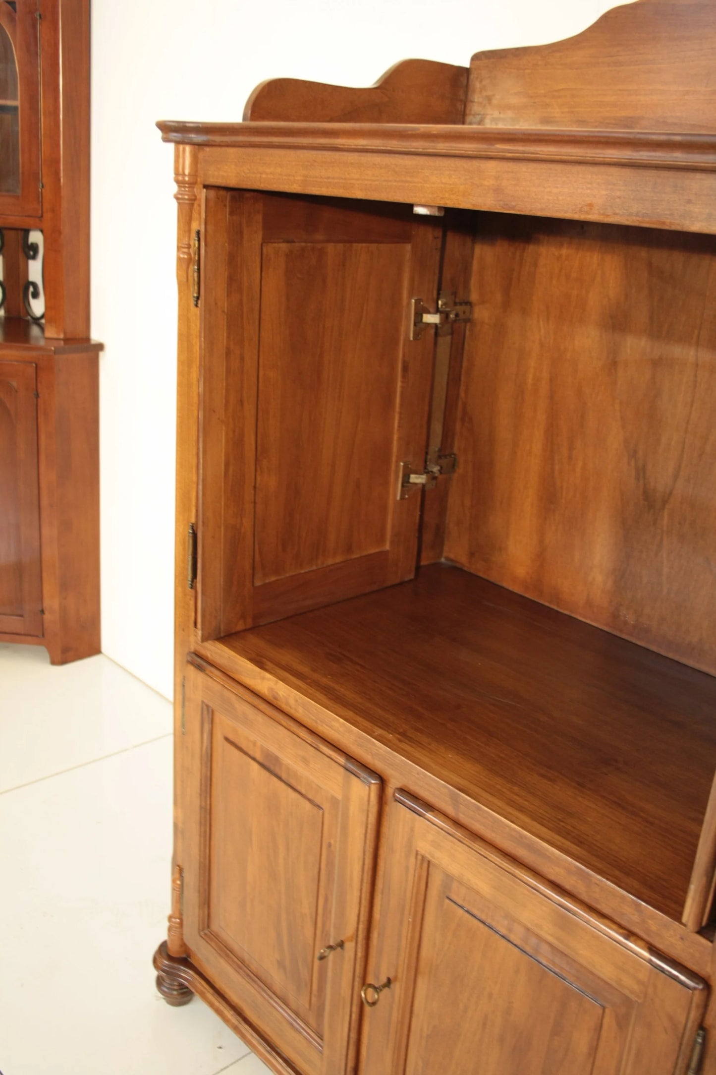 Credenza classica in legno con ante e ripiani e televisore a scomparsa dario raia antiquariato vintage