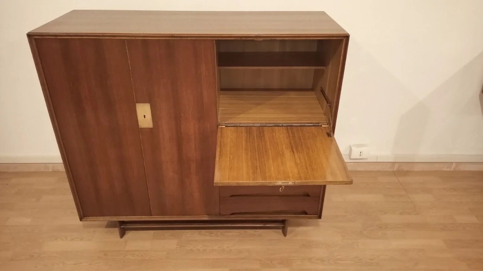 Crema credenza edmondo palutari in legno mid-century con ante scorrevoli e ripiano estraibile restaurata vintage